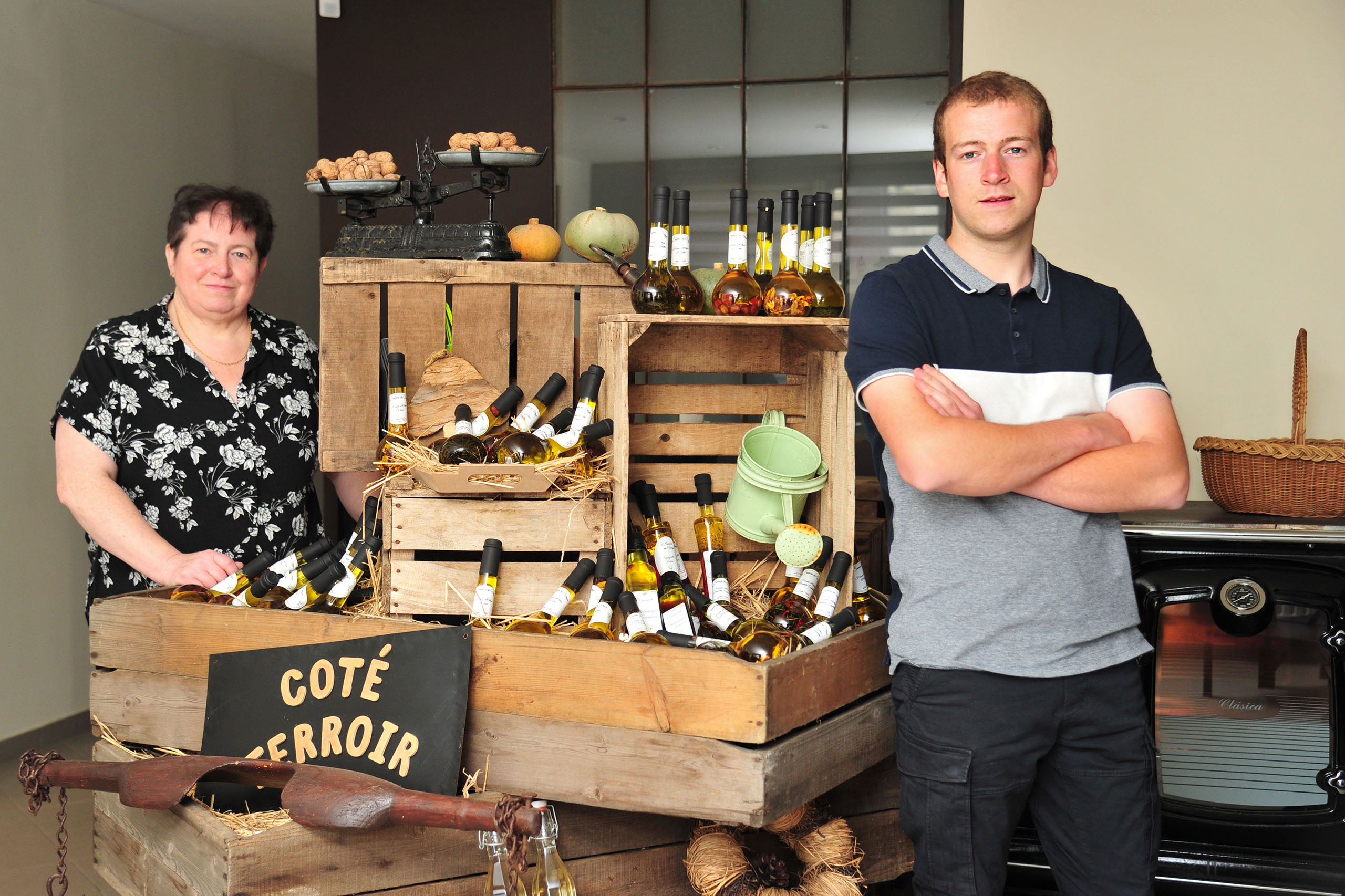 Photo d'Annick et Arnaud devant une sélection de produits du verger